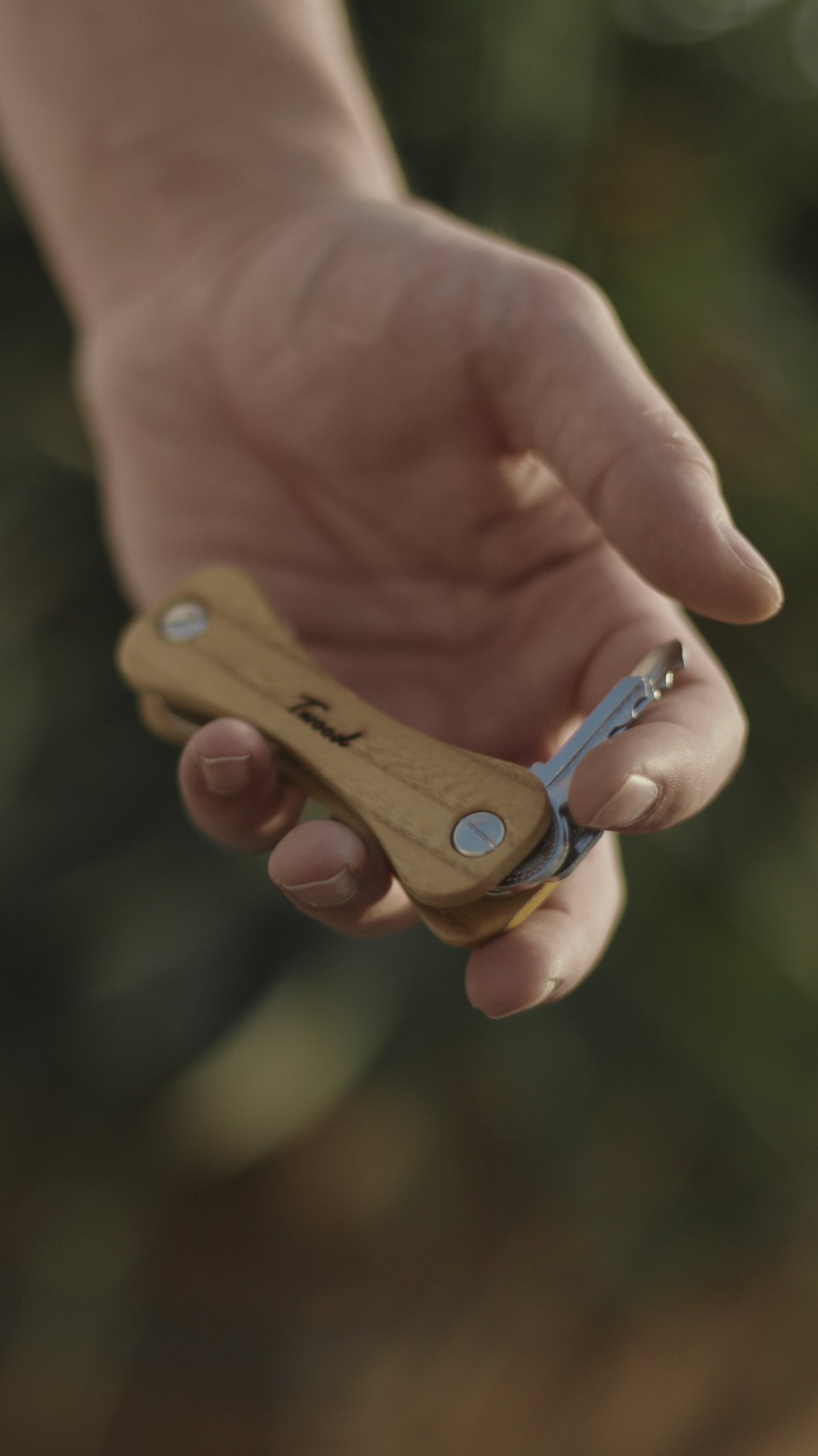 Wooden Keychain - Handcrafted Retractable 6-Key Holder - TwoodWooden KeychainTwoodshoppingbeigeCompactEco-FriendlyGift