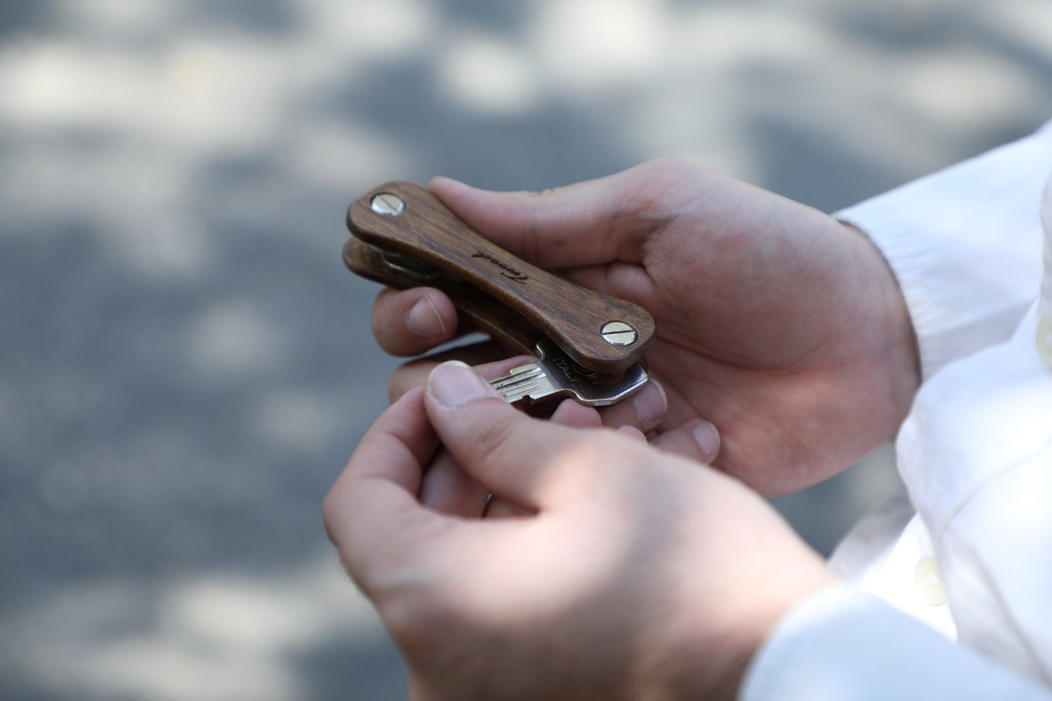 Wooden Keychain - Handcrafted Retractable 6-Key Holder - TwoodWooden KeychainTwoodshoppingbeigeCompactEco-FriendlyGift